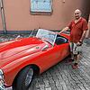 67 Jahre alt und kein bisschen leise: Der rote MG von Armin Labor gehört schon seit den Achtzigern zur Familie. Und das soll auch so ...