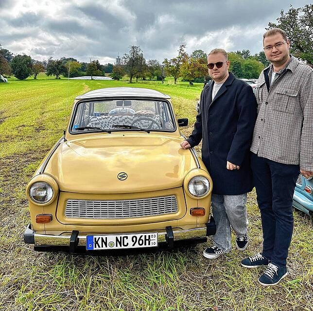 Nico Kreutz und Nico Meier (von links) stehen neben einem ihrer vier Oldtimer. Zwei davon sind Trabanten.