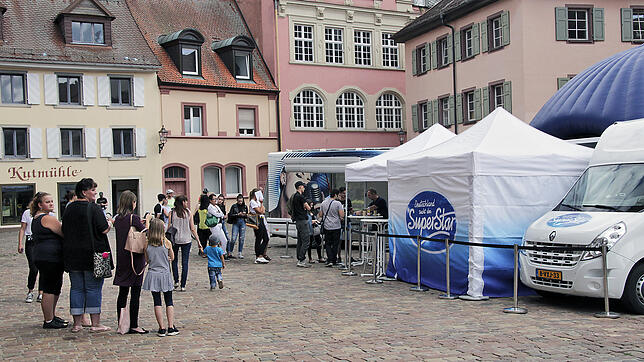 Der Andrang beim Superstar-Casting am Mittwoch ist überschaubar. Unser Bild zeigt die Schlange kurz nach dem Start um 15 Uhr.