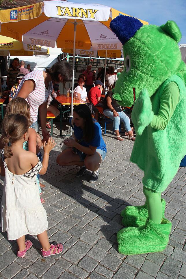 Das Maskottchen des Stadtwerk vom See, gemeinsam mit der Volksbank Überlingen Sponsor des Promenadenfestes, war gestern eifrig unterwegs.