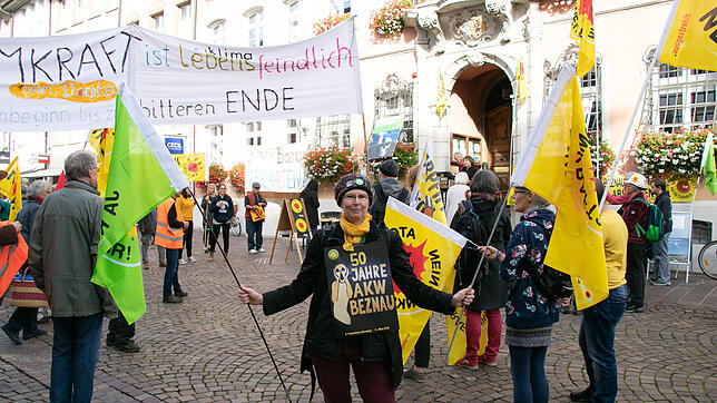 Zu der Kundgebung für die Abschaltung des Kernkraftwerks Beznau waren rund 100 Protestierende vor das Waldshuter Rathaus gekommen. Viele ...