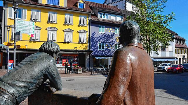 Die Latschejungs werden noch länger auf einen baustellenfreien Platz schauen. Die Stadt hat den Umbau des Innenstadtbereiches am ...