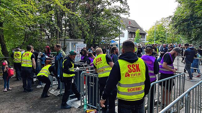 Bild 12: Tausende Fans kommen zu den Ärzten ins Bodenseestadion. Hier sind die Bilder des Abends