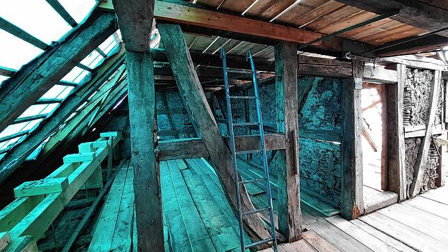 August 2023: Fachwerk und ein Metallgerüst hielten das Haus zusammen. Wände gab es keine.