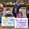 Die Eltern konnten bei der Anhörung am 15. März nur mit Plakaten deutlich machen, wie sie zur Schließung dreier Dorfschulen in ...