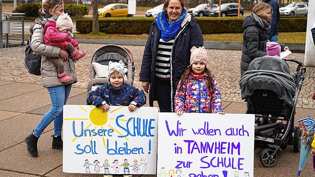 Die Eltern konnten bei der Anhörung am 15. März nur mit Plakaten deutlich machen, wie sie zur Schließung dreier Dorfschulen in ...