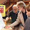 Historiker Fredy Meyer zeigt Ortsvorsteher Udo Pelkner und Museumsleiter Julian Windmöller (von links) Abbildungen aus seinem Privatarchiv.