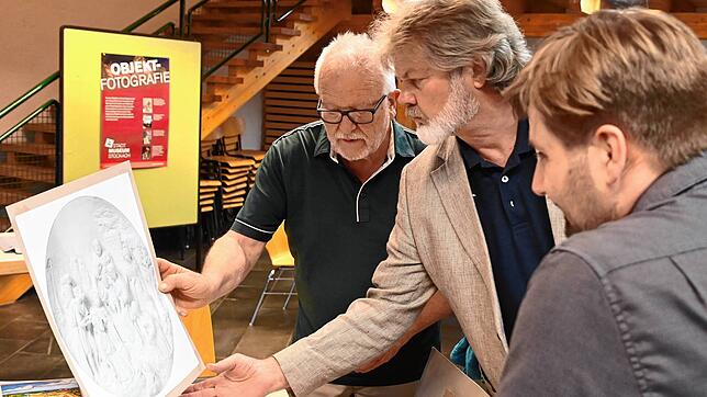 Historiker Fredy Meyer zeigt Ortsvorsteher Udo Pelkner und Museumsleiter Julian Windmöller (von links) Abbildungen aus seinem Privatarchiv.