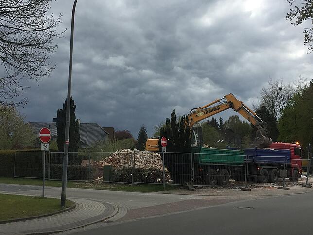 Ein Haufen Steine &ndash; mehr blieb von dem alten Haus nicht übrig.