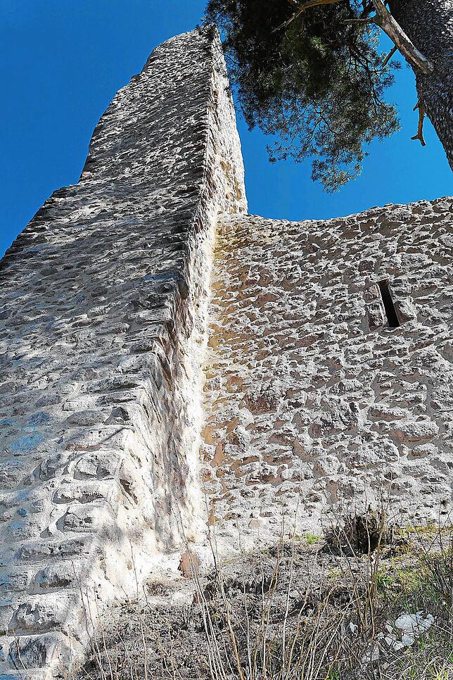 Die Schießscharte neben der mächtigen Schildmauer der Ruine Neufürstenberg erscheint nach der Sanierung im helleren Licht.