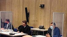 Der Angeklagte Christoph Hess (rechts) hat seine Maske im bisherigen Verlauf des Strafprozesse nie abgenommen. Daher muss er jetzt nicht ...