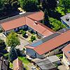 Der Kindergarten St. Michael (links hinten) und das katholische Gemeindezentrum (rechts) in Ludwigshafen.