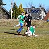 Valentino Giusa (DJK Villingen, links, und Robin Müller) mit Mario Buccelli im Kampf um den Ball. An Ende ging Gastgeber Villingen mit ...