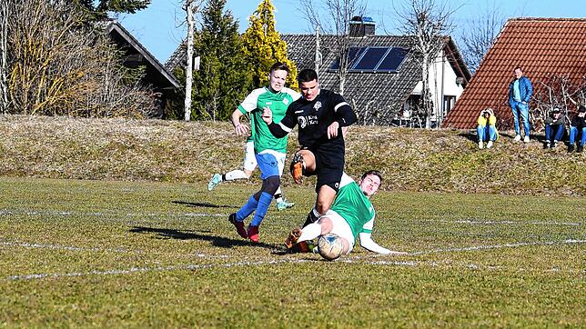 Valentino Giusa (DJK Villingen, links, und Robin Müller) mit Mario Buccelli im Kampf um den Ball. An Ende ging Gastgeber Villingen mit ...