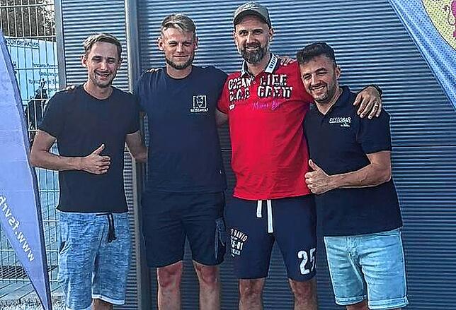 Alles wieder im Lot: Branimir Sarenac (2. von rechts) mit dem Rheinfelder Spieler Jeremy Stangl (2. von links) sowie den ...