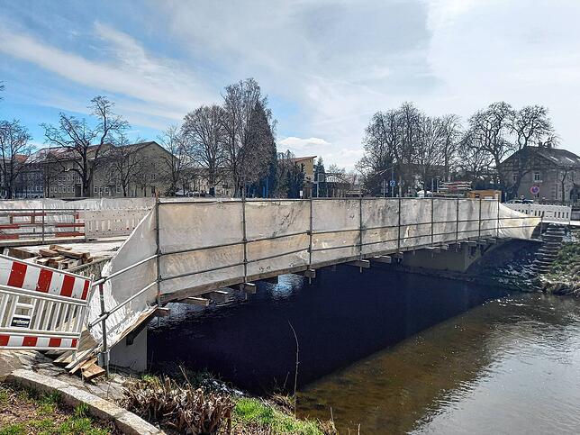 Seitlich angebrachte Planen schirmen die Baustelle ab.