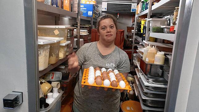 Julia Wendl holt Eier aus dem Kühlraum, die sie für das Büffet trennt und verrührt, damit daraus Rührei gemacht werden kann.
