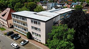 Die Stadt Bad Dürrheim könnte Dächer für PV-Anlagen nutzen, wie hier auf der Grund- und Werkrealschule. Foto: Hans-Jürgen Götz