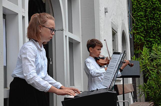 Felicia und Jona Löffler spielten bei der Vernissage für die Musikschule.