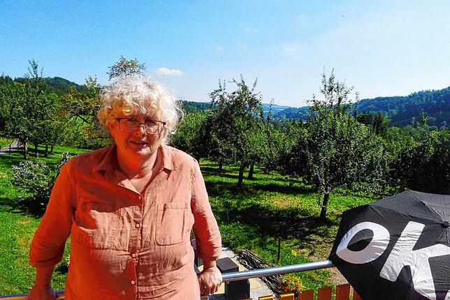 Martina Praster vom Ferienhof Hermannshöhe oberhalb von Deggenhausen ist zufrieden, dass ihre Ferienwohnungen jetzt belegt sind. Viele ...