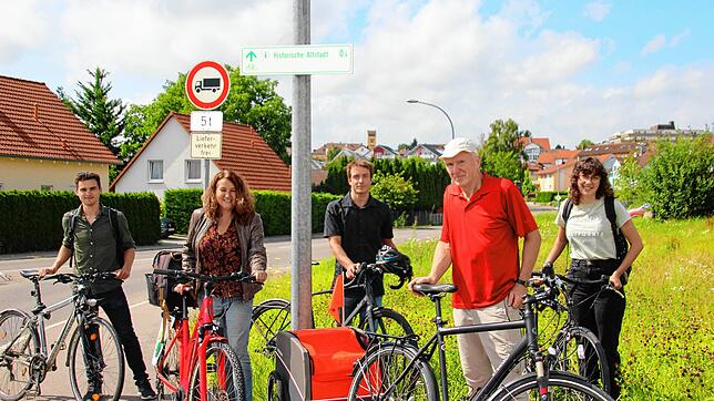 FÖJler Stefan Käthner, die Leiterin des Umweltzentrums Sabrina Molkenthin, Sebastian Scholze von der Stadt Stockach, der ehemalige ...
