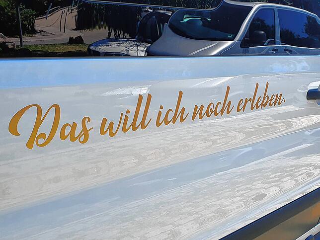 „Das will ich noch erleben“, steht auf dem Wünschebus Südbaden, der den letzten Wunsch von Patienten erfüllt.