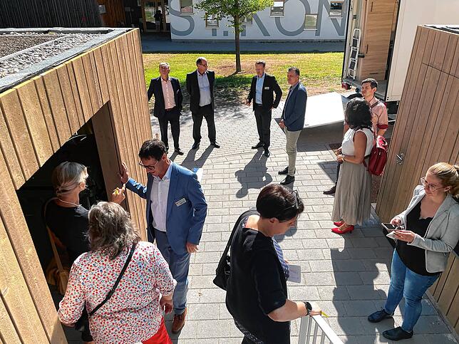 Vor der Diskussion über die Krise beim sozialen Wohnungsbau gibt es die Gelegenheit eines der Mikrolofte anzuschauen, das im ...
