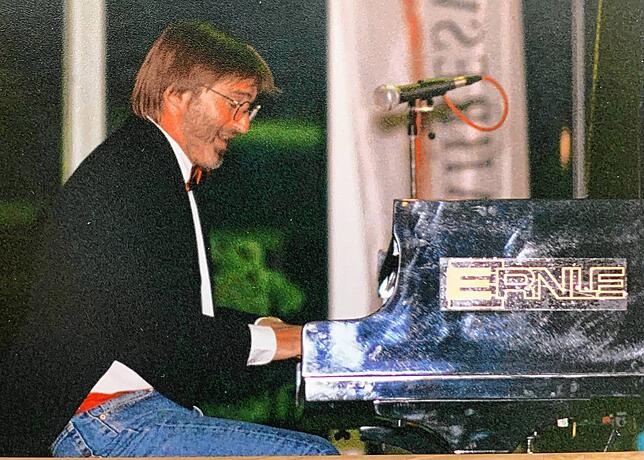 Band-Leader Johannes Weindel in seinem Element am Klavier.
