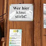 Bild 1: Ein Trödelladen voller Nazi-Plunder am Bodensee: Wie kann das legal sein?