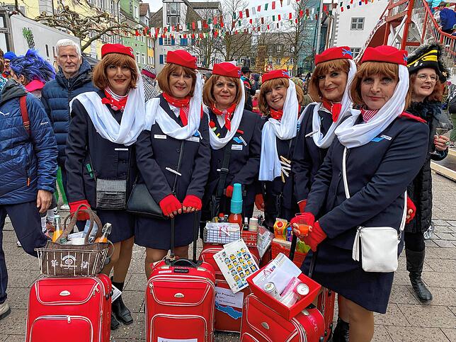 Die charmanten Stewardessen von Zeller Propeller rufen zum Linienflug 1841 zur Liebesinsel auf. Abflugszeit 11.11 Uhr. Wer mitfliegen ...