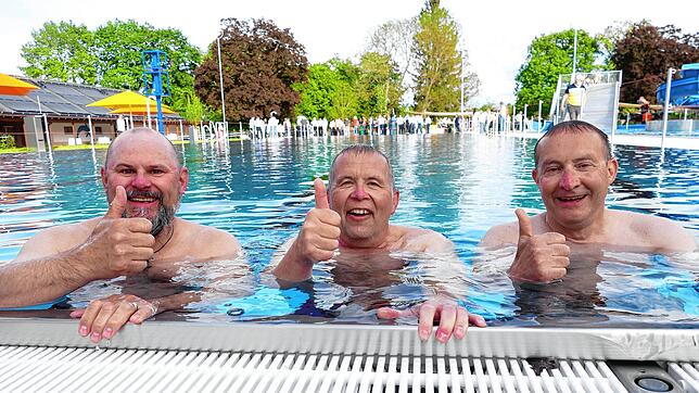 Das Badewasser im Parkschwimmbad ist top: Jens Reinbolz (von links), Michael Blaurock und Marcus Milbradt testen es als erste aus.