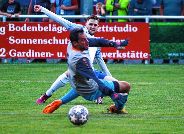 Knapp daneben: Nico Ködel (hinten, gegen Torwart Raphael Scherzinger) verpasste vor der Pause die Führung für die SG Stühlingen/Weizen ...