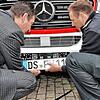 Oberbürgermeister Erik Pauly (links) und Kommandant Gerd Wimmer montieren ihr erstes DS-Kennzeichen gemeinsam an einem Einsatzfahrzeug.