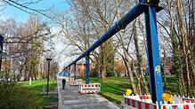 (Archivbild) Ungewohnter Anblick: Unter anderem durch den Herosé-Park verlief zeitweise eine unübersehbare Abwasserleitung. Inzwischen ...