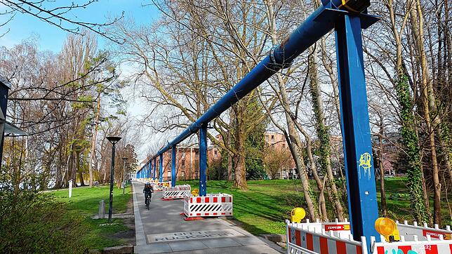 (Archivbild) Ungewohnter Anblick: Unter anderem durch den Herosé-Park verlief zeitweise eine unübersehbare Abwasserleitung. Inzwischen ...