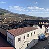Der Blick von oben auf die zerstörte Fabrikhalle: deutlich zu erkennen ist, dass der Brand im hinteren Bereich der Halle ausbrach.