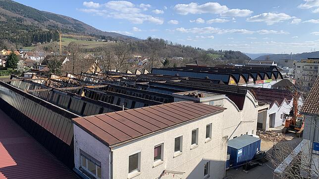 Der Blick von oben auf die zerstörte Fabrikhalle: deutlich zu erkennen ist, dass der Brand im hinteren Bereich der Halle ausbrach.