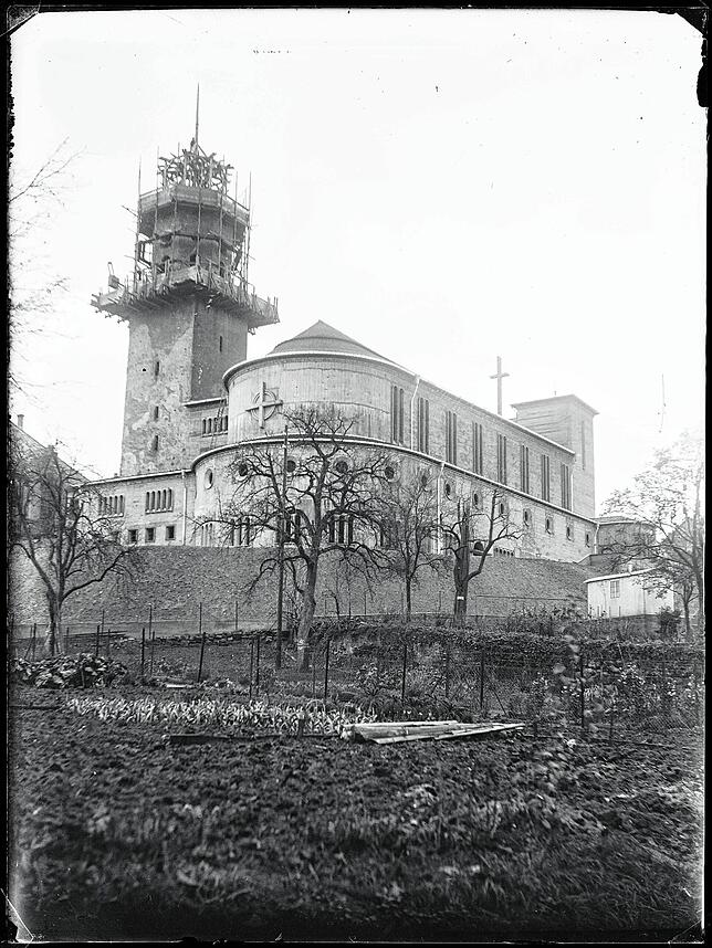 Demontage des alten Zwiebelturmes im Jahr 1933.