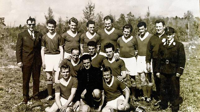 Mit der Meistermannschaft von 1961 stieg zum zweiten Mal in der Geschichte des Vereins eine Karsauer Fußballmannschaft in die zweite ...