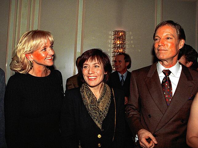 Die Skiläuferinnen Christa Kinshofer (l) und Rosi Mittermaier freuen sich mit dem US-amerikanischen Schauspieler Richard Chamberlain ...