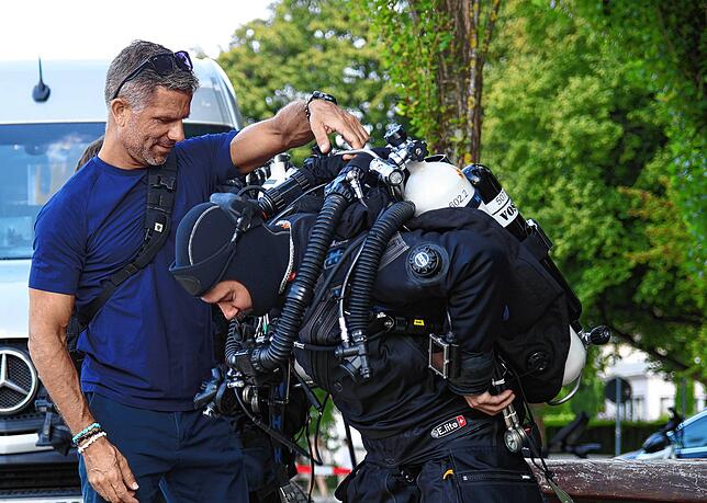 Ein letztes Mal die Ausrüstung prüfen: Einer der beiden Schweizer Polizeitaucher vor dem Einsatz.