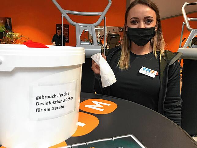 Nach der Benutzung müssen die Geräte stets desinfiziert werden. Beim neuen Zirkeltraining stehen gebrauchsfertige Tücher bereit, die ...