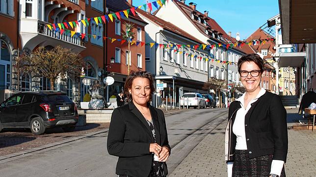 Kulturamtsleiterin Corinna Bruggaier (links) und ihre Mitarbeiterin Christa Bart hoffen, dass in den Straßen, wo jetzt noch ...