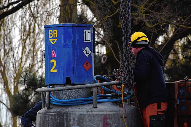 Bild 15: Bilder vom Zusammenbau einer Bohrplattform im Bodmaner Hafen