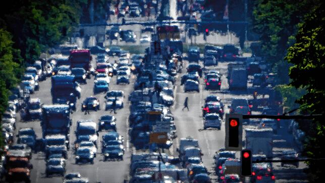 Zäher Verkehr auf den Straßen von Berlin: Noch immer pustet allein der Pkw-Verkehr in Deutschland im Jahr rund 100 Millionen Tonnen CO2 ...