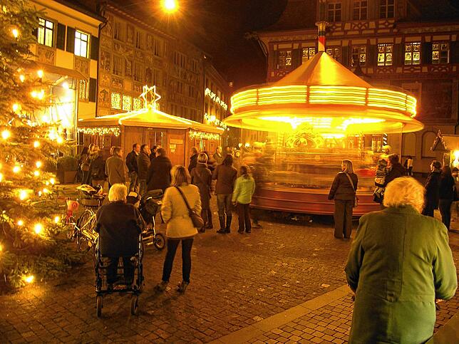 Das Nostalgie-Karussell fährt gratis im Kreis.