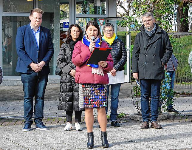 Die Ukrainerin Marina Bogdan (vorne) ist den deutschen Helfern sehr dankbar. Niklas Nüssle, Rita Schwarzelühr-Sutter, Elena Korocencev ...