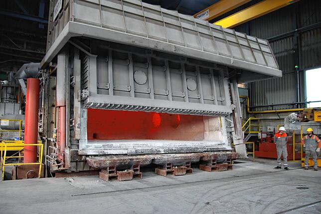 Für die Besuchergruppe wurde für einige Sekunden der große Herdofen geöffnet, in dem Aluminiumschrott bei einer Temperatur von über 700 ...