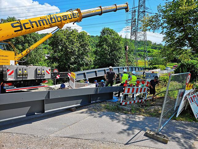 Bild 6: Die neue Brücke über die Schlücht ist da! Das sind die Bilder vom Aufbau