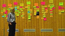 Schon bei der ersten Veranstaltung mit Monika Studinger war die Pinnwand voller Ideen. Bild: Karin Steinebrunner